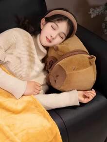 Peluche Suave con Frazada Incluida, Muñeco de Felpa Abrazo con Relleno Esponjoso y Textura Aterciopelada, Cojín Decorativo Reconfortante para Dormir, Descansar o Ver TV, Diseño Tierno con Detalles Bordados y Accesorio en Cuello, Ideal para Cama, Sofá o Habitación Infantil y Juvenil, Regalo Original para Cumpleaños o Fechas Especiales, Ligero, Lavable y Muy Cómodo para Uso Diario en el Hogar - Mandil - Ver 3