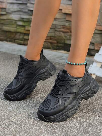 1双青少年休闲运动鞋，网面透气加厚鞋底增高鞋，时尚百搭的白色女学生鞋，舒适防滑，适合春、夏、秋、冬四季穿着。