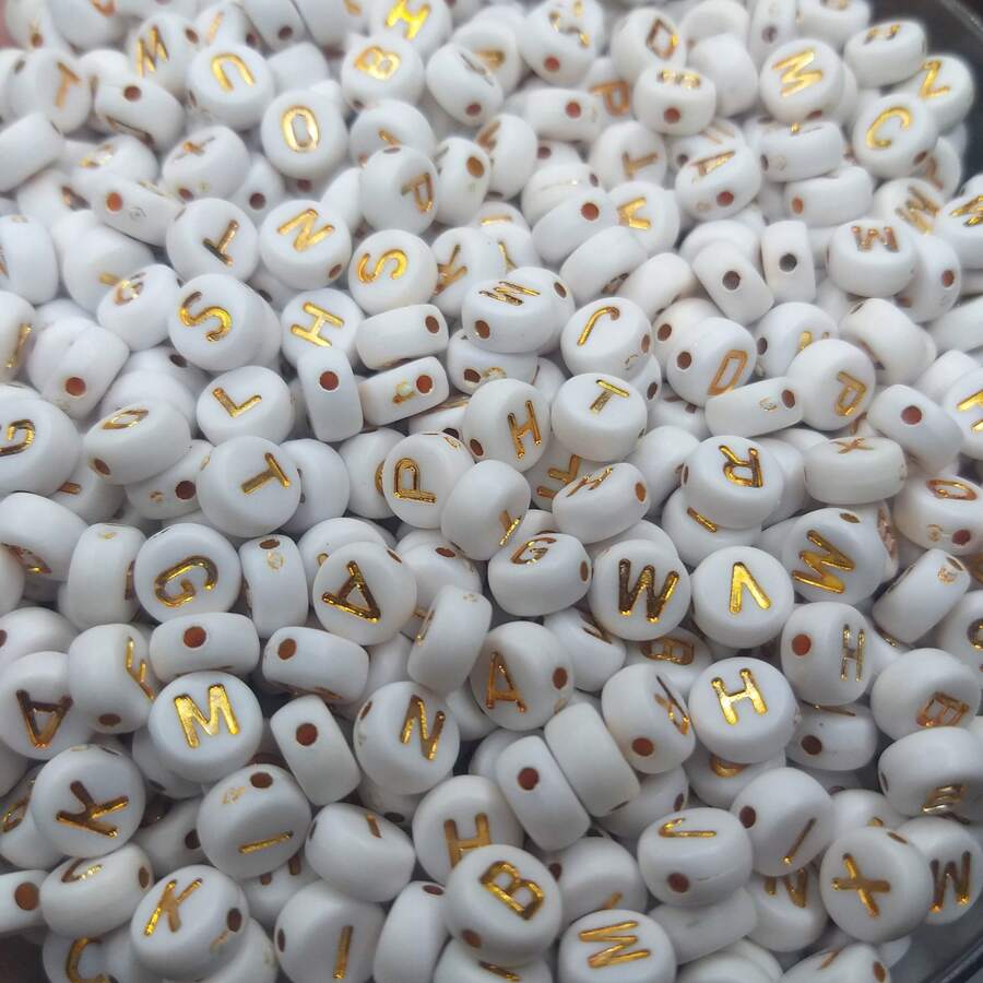300 Alphabet Letter Or Symbol Beads 7x4mm Bracelets And Necklaces Costume Jewelry Various Colors And Models Heart Star Zodiac Signs Peace Cross Letter - Màu trắng với chữ vàng - Xem 1