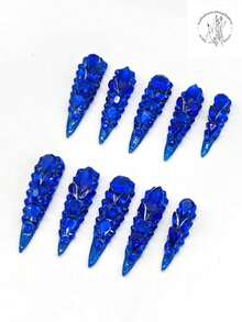 10片纯手工压制美甲片，53毫米长，蓝色闪粉底，蓝色水钻覆盖，蓝色大水钻小花形，夏秋风格，可爱美甲片，适合日常休闲度假、宴会、派对、演出等场合。手工压制美甲片 - 寶藍色 - 查看 3