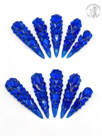 10片纯手工压制美甲片，53毫米长，蓝色闪粉底，蓝色水钻覆盖，蓝色大水钻小花形，夏秋风格，可爱美甲片，适合日常休闲度假、宴会、派对、演出等场合。手工压制美甲片