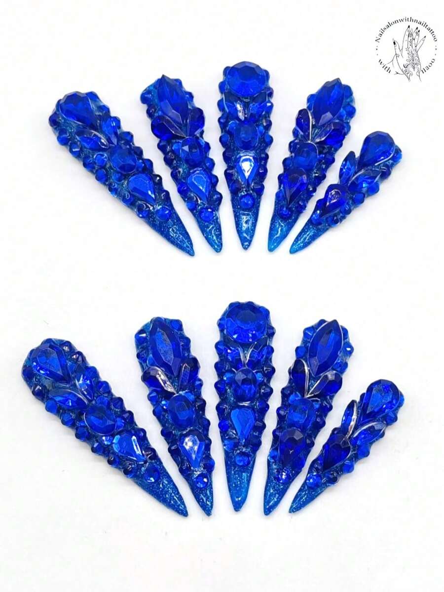 10片纯手工压制美甲片，53毫米长，蓝色闪粉底，蓝色水钻覆盖，蓝色大水钻小花形，夏秋风格，可爱美甲片，适合日常休闲度假、宴会、派对、演出等场合。手工压制美甲片 - 寶藍色 - 查看 1