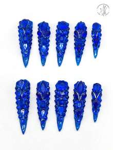 10片纯手工压制美甲片，53毫米长，蓝色闪粉底，蓝色水钻覆盖，蓝色大水钻小花形，夏秋风格，可爱美甲片，适合日常休闲度假、宴会、派对、演出等场合。手工压制美甲片 - 寶藍色 - 查看 2