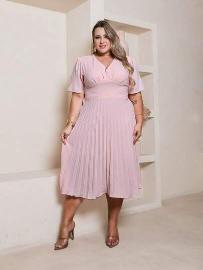 Helena Vestido midi plus size duna liso decote V plissado manga curto