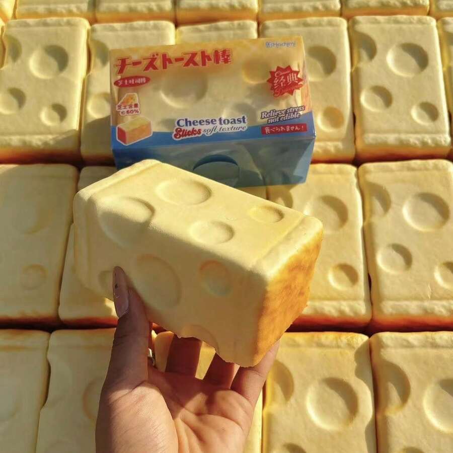 1个柔软Q弹芝士吐司挤压玩具，逼真食物玩具，慢回弹减压玩具，挤压玩具，玩具与游戏，爱好，收藏品，派对用品，创意玩具，适合青少年，青少年减压玩具，新年礼物，节日礼物，生日礼物，情人节礼物，新年派对奖品 - 彩色 - 查看 1