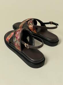 Giày sandal nữ đế dày mới năm 2026, quai cài khóa, chất liệu da lộn kẻ sọc tươi tắn, phong cách Bohemian Retro, họa tiết hoa nhí ngẫu nhiên, hở mũi, đế xuồng thoải mái, không gây mỏi chân, thời trang ngoài trời, đi biển, mùa hè. Hoa nhiều màu sắc ngẫu nhiên, màu nâu sô cô la, họa tiết hoa nhỏ bất đối xứng, thoáng khí, thanh lịch, giày thể thao thường ngày, quai dệt kiểu La Mã, cỡ lớn 41-43. - Màu nâu Sô-cô-la - Xem 6
