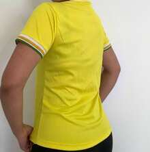 Elegant Women's Yellow Short-Sleeved Shirt, Regular Fit, V-Neck, In Polyester With The Brazilian Emblem. - 黃色 - 查看 2