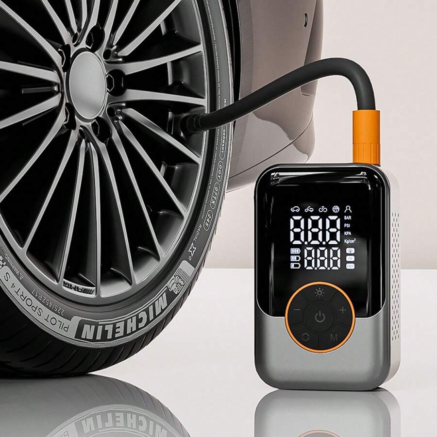 Inflador de Aire Inalámbrico para Coche y Bicicleta "ST-221B" de 12x7.4x4.7 cm (4.72x2.91x1.85") con Pantalla Digital, Pantalla MAX 888PSI, 5 Modos y Carga Inalámbrica - Color Gris Oscuro con Acento Naranja - Negro - Ver 1