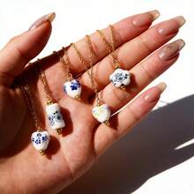 不锈钢材质，26个英文字母吊坠项链，女士时尚风格颈链，女士珠宝装饰 - 金色 - 查看 4