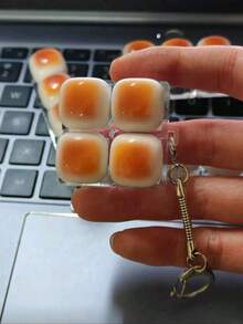1个焦糖面包造型钥匙扣，可作为减压玩具、机械键盘测试器、钥匙扣、桌面装饰、手机挂饰和创意可伸缩玩具。 - 彩色 - 查看 15