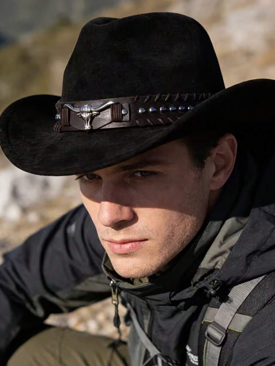 Sombrero vaquero clásico de ala ancha, con correa de hebilla ajustable y remaches marrones, adecuado para fiestas vaqueras, rodeos y festivales de música.