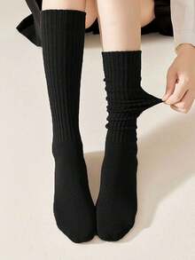 女士秋冬舒适少女风罗纹过膝袜，纯色基础款黑白配色，适合搭配高筒靴/鞋子，营造慵懒随性风，是外出、音乐节、婚礼等场合的必备单品。 - 黑與白 - 查看 4
