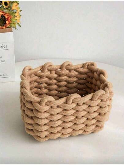 Una cesta de almacenamiento de cosméticos tejida a mano en color camello/blanco para organización de escritorio, cesta de almacenamiento tejida con cuerda, cesta de almacenamiento de escritorio, variedad de cestas de picnic tejidas, puede almacenar brochas de maquillaje, productos de cuidado de la piel, cosméticos, lápices labiales, sombras de ojos, adecuado para almacenamiento de escritorio diario