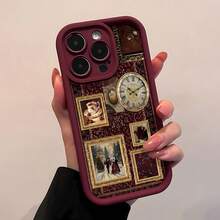 Marcos dorados decoran un papel tapiz vintage burdeos con un reloj. Esta elegante funda es compatible con Samsung, Apple, VIVO, OPPO, , Transsion, ,  y Honor. Fabricada en silicona TPU, ofrece protección contra golpes y caídas, además de una sensación superior. Es un regalo ideal para familiares, amigos y seres queridos, y una opción perfecta para San Valentín y Año Nuevo. - Burdeos - Ver 3