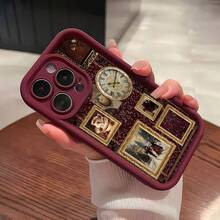 Marcos dorados decoran un papel tapiz vintage burdeos con un reloj. Esta elegante funda es compatible con Samsung, Apple, VIVO, OPPO, , Transsion, ,  y Honor. Fabricada en silicona TPU, ofrece protección contra golpes y caídas, además de una sensación superior. Es un regalo ideal para familiares, amigos y seres queridos, y una opción perfecta para San Valentín y Año Nuevo. - Burdeos - Ver 2