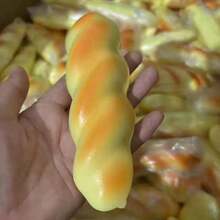 1个柔软可捏的逼真面包玩具，慢回弹减压玩具，适合办公室、旅行、教室、浴室、圣诞节、万圣节、生日礼物 - 彩色 - 查看 7