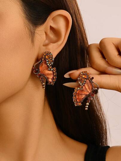 A Pair Of Elegant Retro Butterfly Glass Bead Earrings With Gold-Plated Zinc Alloy Pendant Earrings Suitable For Teen Spring Festival Jewelry, Suitable For Party And Celebration Accessories Matching