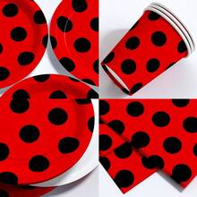 Assiettes jetables à base rouge et points noirs, serviettes, gobelets - Set de fournitures jetables pour une seule fois, convient pour 10 invités. Assiettes en papier jetables, vaisselle de fête pour anniversaire, mariage, fête à thème, pique-nique en famille - Style 1 - Voir 3