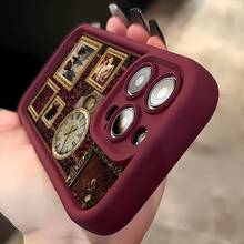 Marcos dorados decoran un papel tapiz vintage burdeos con un reloj. Esta elegante funda es compatible con Samsung, Apple, VIVO, OPPO, , Transsion, ,  y Honor. Fabricada en silicona TPU, ofrece protección contra golpes y caídas, además de una sensación superior. Es un regalo ideal para familiares, amigos y seres queridos, y una opción perfecta para San Valentín y Año Nuevo. - Burdeos - Ver 5