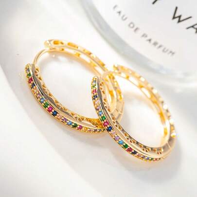女士多色合成立方氧化锆镶嵌圆形耳环，铜底黄色调，时尚吸睛，适合日常佩戴、派对、婚礼、周年纪念、生日等场合，是理想的礼物之选。一对耳环，色彩绚丽，镶嵌彩虹色立方氧化锆，轻盈优雅，尽显时尚魅力。