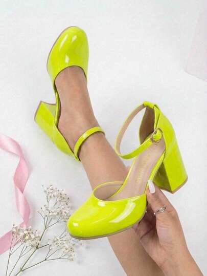 Zapatillas de tacón cuadrado de altura media para mujer de moda, con hermoso acabado y pulsera con hebilla ajustable en tobillo, perfecto para ocasiones especiales, fiestas o para añadir un toque glam a tu outfit. La punta redonda y el tacón cuadrado aseguran estabilidad y comodidad, mientras que la pulsera ajustable en el tobillo brinda comodidad y elegancia.