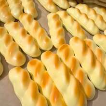 1个柔软可捏的逼真面包玩具，慢回弹减压玩具，适合办公室、旅行、教室、浴室、圣诞节、万圣节、生日礼物 - 彩色 - 查看 4