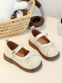 1 đôi giày bệt dễ thương và thời trang cho bé gái, được làm từ chất liệu cao cấp, thiết kế xỏ chân dễ dàng bằng khóa dán, đế nhẹ, thích hợp cho hoạt động ngoài trời. - Màu be - Xem 5