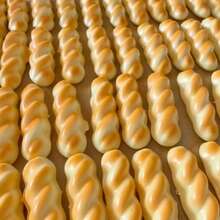 1个柔软可捏的逼真面包玩具，慢回弹减压玩具，适合办公室、旅行、教室、浴室、圣诞节、万圣节、生日礼物 - 彩色 - 查看 5