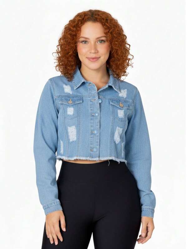 Jaqueta feminina cropped jeans azul claro com efeito desgastado, mangas compridas e detalhes de botões na gola.