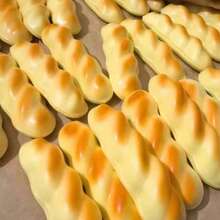 1个柔软可捏的逼真面包玩具，慢回弹减压玩具，适合办公室、旅行、教室、浴室、圣诞节、万圣节、生日礼物 - 彩色 - 查看 1