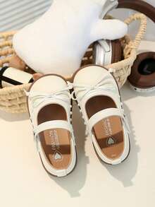 1 đôi giày bệt dễ thương và thời trang cho bé gái, được làm từ chất liệu cao cấp, thiết kế xỏ chân dễ dàng bằng khóa dán, đế nhẹ, thích hợp cho hoạt động ngoài trời. - Màu be - Xem 3