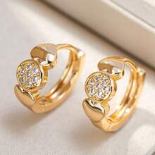 一对浪漫优雅的低过敏性铜黄色双心抛光圆环闪亮合成立方氧化锆密镶小耳环，适合女性、女士、妻子、女友、妈妈，情人节、周年纪念日、婚礼、订婚、日常佩戴。 - 金色 - 查看 2