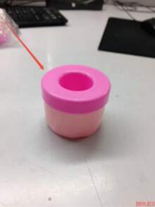 1个粉色硅胶便携式冰格模具，圆柱形3D制冰器，易脱模硅胶冰格，带防漏盖，可堆叠设计，可重复使用，适用于家庭、酒吧、俱乐部、露营、烧烤和夏季派对，是送给女士、母亲、朋友、女朋友和男朋友的绝佳礼物。也适合生日、婚礼、周年纪念日、情人节、感恩节等场合。这款产品几乎完美。 - 彩色 - 查看 13