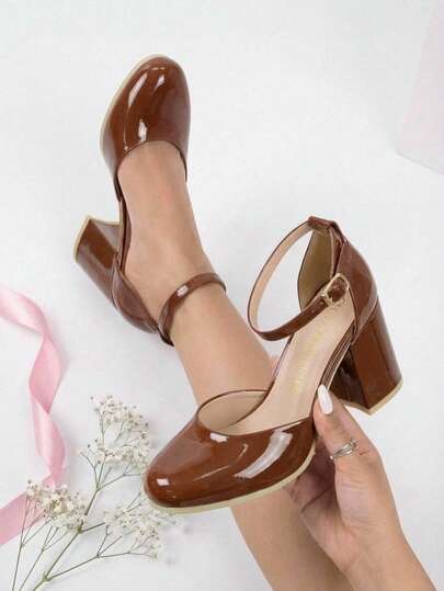 Zapatillas de tacón cuadrado de altura media para mujer de moda, con hermoso acabado y pulsera con hebilla ajustable en tobillo, perfecto para ocasiones especiales, fiestas o para añadir un toque glam a tu outfit. La punta redonda y el tacón cuadrado aseguran estabilidad y comodidad, mientras que la pulsera ajustable en el tobillo brinda comodidad y elegancia.