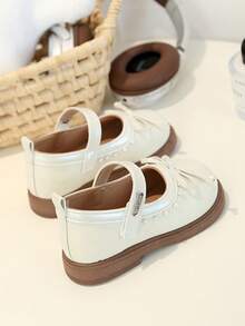 1 đôi giày bệt dễ thương và thời trang cho bé gái, được làm từ chất liệu cao cấp, thiết kế xỏ chân dễ dàng bằng khóa dán, đế nhẹ, thích hợp cho hoạt động ngoài trời. - Màu be - Xem 4