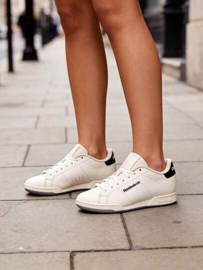  Tenis Reebok N.P.C. II Unisex: Calzado de Piel con Diseño Minimalista de Tenis Clásico, Suela de Goma de Alta Resistencia y Forro Textil Suave, Ideales para un Estilo Atemporal y Confort en el Uso Diario.