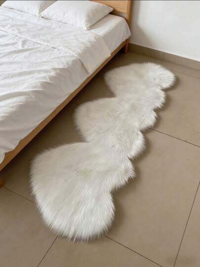 1pc White Triple Heart Decor Carpet, Plush Bedroom Decor For Valentine's Day, Small Rug, Carpet, Love Home Decor, Living Room Carpet, Small Living Room Rug, Bedroom Carpet, Living Room Home Decor, Outdoor Rug, Washable Carpet