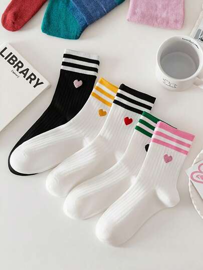 5双装女士时尚中腰爱心图案袜子，柔软舒适运动袜，多种颜色可选，可机洗，适合休闲和运动穿着，可爱俏皮的袜子设计