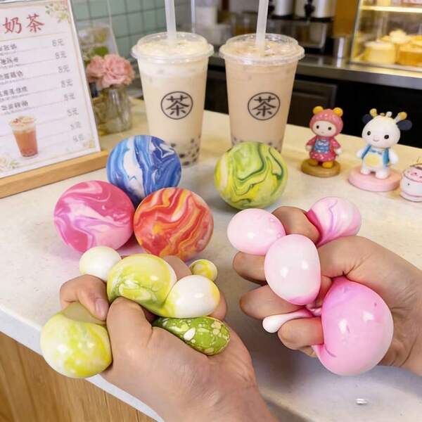 1个随机颜色超大号挤压球，TPR材质，柔软慢回弹，趣味感官玩具，是理想的礼物之选，适合生日、节日，有助于缓解焦虑，也适合作为情人节、复活节礼物。