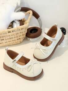 1 đôi giày bệt dễ thương và thời trang cho bé gái, được làm từ chất liệu cao cấp, thiết kế xỏ chân dễ dàng bằng khóa dán, đế nhẹ, thích hợp cho hoạt động ngoài trời. - Màu be - Xem 2