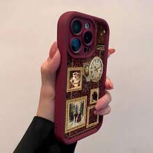 Marcos dorados decoran un papel tapiz vintage burdeos con un reloj. Esta elegante funda es compatible con Samsung, Apple, VIVO, OPPO, , Transsion, ,  y Honor. Fabricada en silicona TPU, ofrece protección contra golpes y caídas, además de una sensación superior. Es un regalo ideal para familiares, amigos y seres queridos, y una opción perfecta para San Valentín y Año Nuevo. - Burdeos - Ver 4