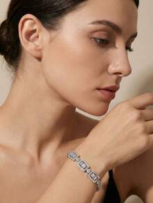 一套奢华优雅的镶嵌立方氧化锆长方形手链，适合女士婚礼和派对佩戴，不含礼盒 - 銀色 - 查看 1