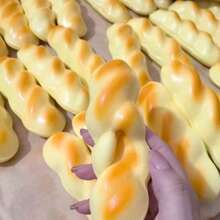 1个柔软可捏的逼真面包玩具，慢回弹减压玩具，适合办公室、旅行、教室、浴室、圣诞节、万圣节、生日礼物 - 彩色 - 查看 3