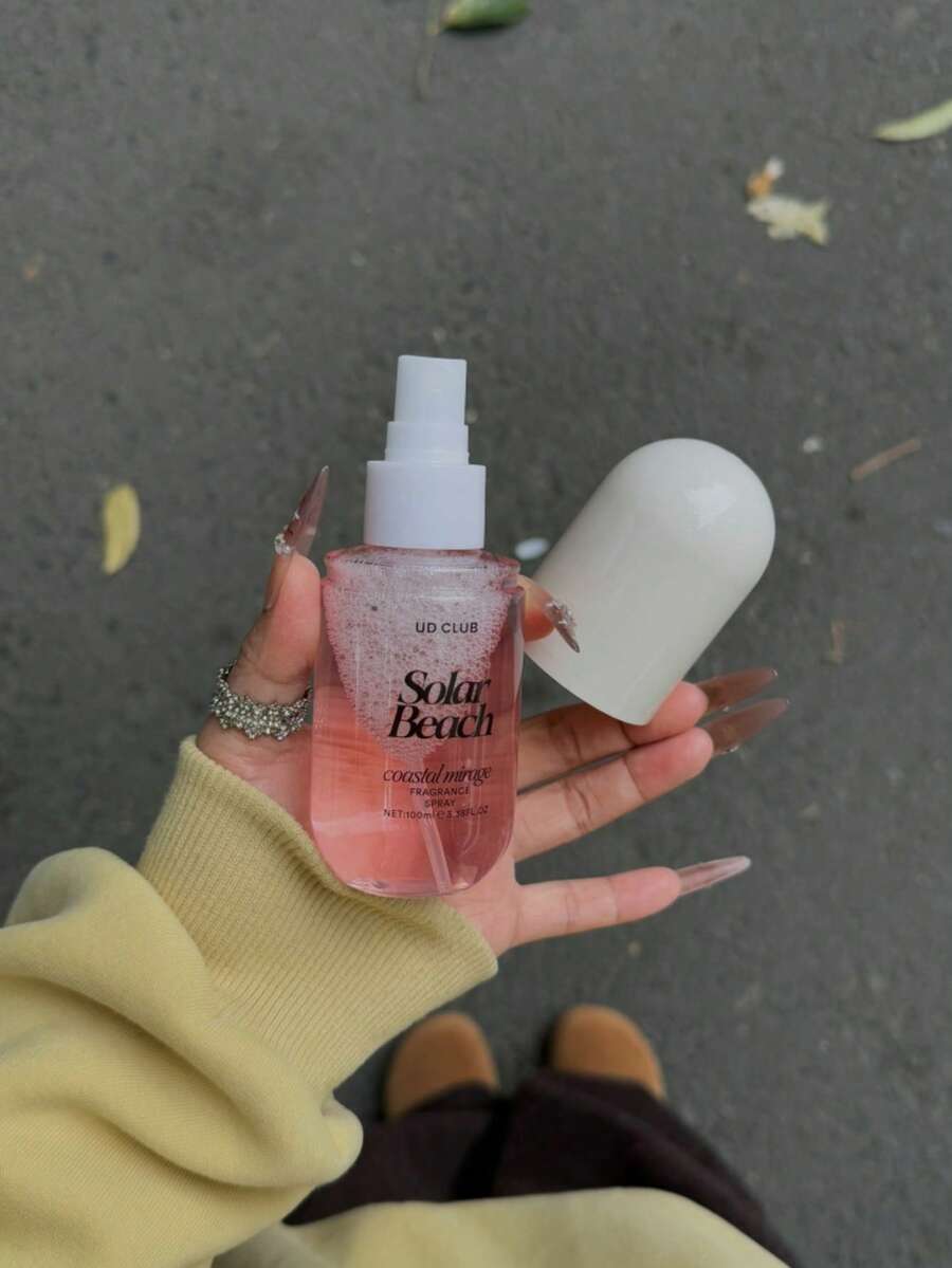 1瓶100毫升香草椰子香氛喷雾，是庆祝活动、旅行和约会的必备佳品。这款空气清新剂采用天然萃取物制成，不含酒精，却能持久留香。小巧的瓶身设计方便携带，让您随时随地沉浸在迷人的香气中。 - 海岸迷境 - 查看 1