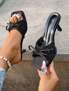 女士时尚优雅露趾高跟鞋，黑色蝴蝶结花卉蕾丝图案细高跟凉鞋，春夏新款，适合户外婚礼派对、居家穿着，性感拖鞋 - 黑色 - 查看 1