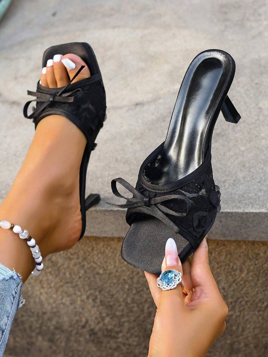 女士时尚优雅露趾高跟鞋，黑色蝴蝶结花卉蕾丝图案细高跟凉鞋，春夏新款，适合户外婚礼派对、居家穿着，性感拖鞋 - 黑色 - 查看 1