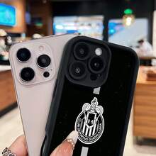 Logotipo de  sobre fondo negro con franja blanca. Esta elegante funda es compatible con Samsung, Apple, VIVO, OPPO, , Transsion, ,  y Honor. Fabricada en silicona TPU, ofrece protección contra golpes y caídas, además de una sensación superior. Es un regalo ideal para familiares, amigos y seres queridos, y la opción perfecta para San Valentín y Año Nuevo. - Negro - Ver 4