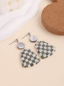一对手工制作的独特黑白格子树脂效果夸张梯形吊坠耳环，男女皆宜，适合度假和日常佩戴 - 灰色 - 查看 1