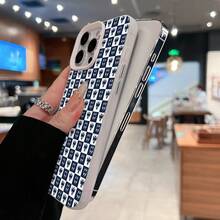 Patrón de cuadros con emblemas de fútbol repetidos uniformemente. Esta elegante funda es compatible con Samsung, Apple, VIVO, OPPO, , Transsion, ,  y Honor. Fabricada en silicona TPU, ofrece protección contra golpes y caídas, además de una sensación superior. Es un regalo ideal para familiares, amigos y seres queridos, y una opción perfecta para San Valentín y Año Nuevo. - Plateado - Ver 6