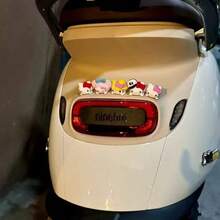 SANRIO Bộ 1/3 tượng nhỏ dễ thương , được thiết kế với các nhân vật như  và , đáng yêu và tinh tế. Có thể dùng để trang trí xe hơi, phụ kiện bàn làm việc, trang trí bàn ăn, trang trí phòng học, phụ kiện xe hơi hoạt hình. Chất liệu nhựa mang lại vẻ trang trọng cho cuộc sống hàng ngày và các buổi tụ họp. - Nhiều màu - Xem 12